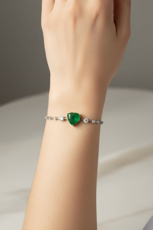 Bracelet with a green trilogy stone