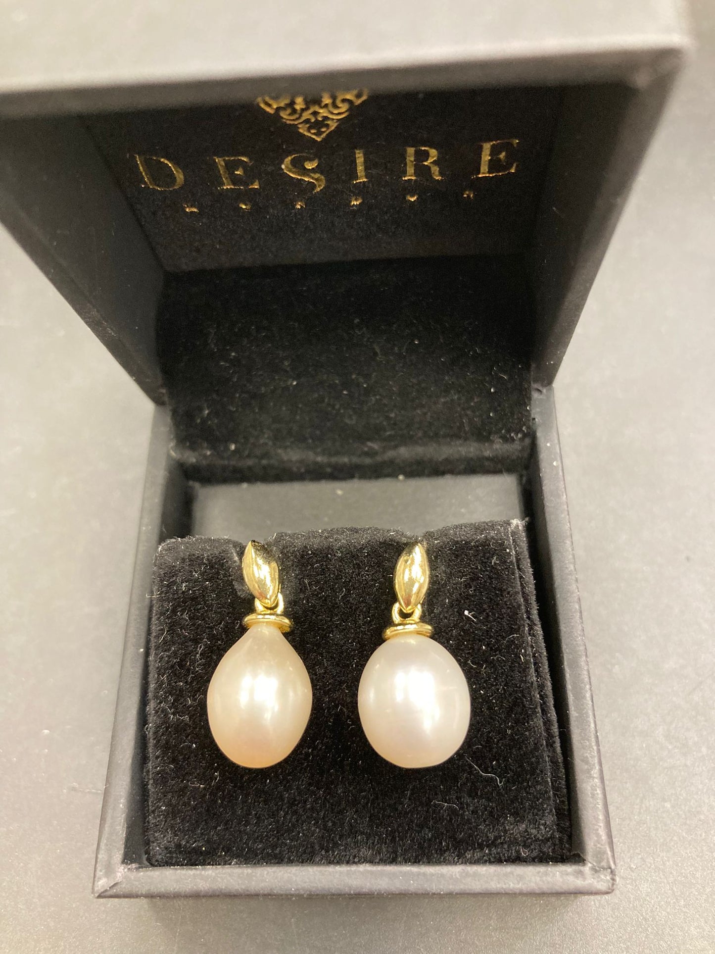 Sterling silver teardrop pearl earrings ECZ6004 in elegant gift box display.