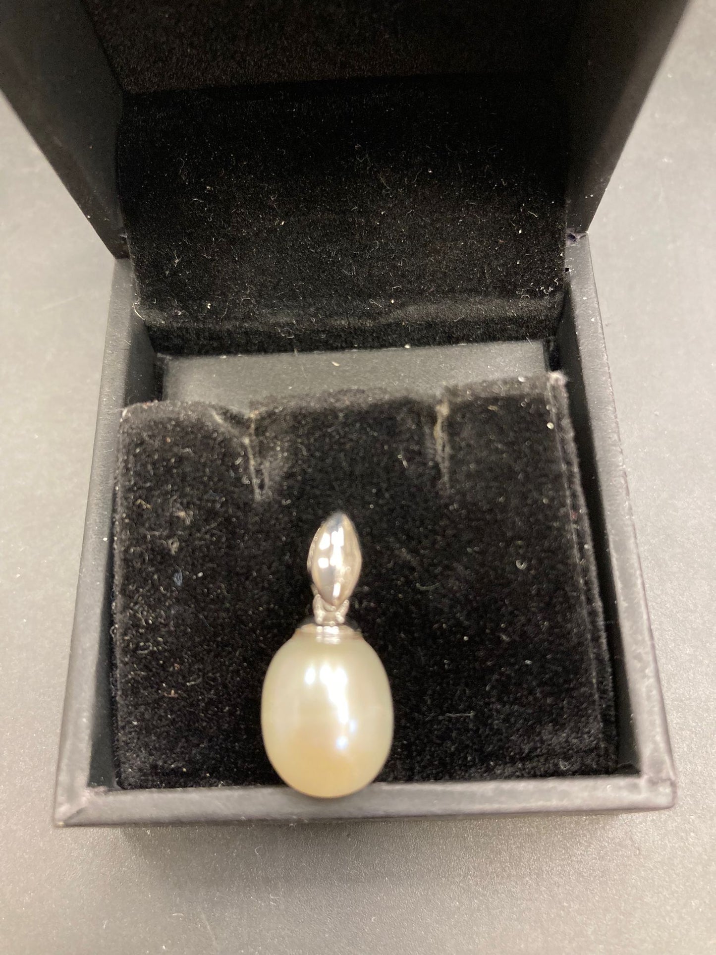 Sterling silver pearl pendant PCZ6004 displayed in black velvet box